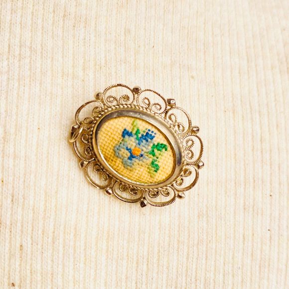 Tiny Floral Embroidery Cameo Brooch Scatter Pin Gold Tone Ornate OpenWork Frame - Picture 2 of 6